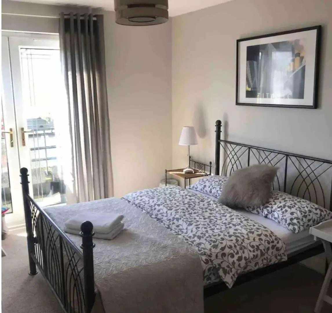 Beautiful 4 Bedroom Townhouse Minutes From Belfast City Centre
